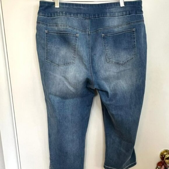Perfect Stretch by Chico's Size 2 12-14 Light Wash Pull On Denim Jean Capri Capr - Picture 8 of 9